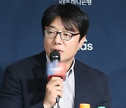 황선홍, U-23 축구대표팀 감독에 선임..2024년까지 조건부 계약