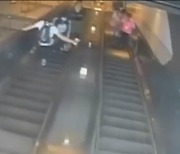 [영상] 뒤돌더니 갑자기 '뻥'..에스컬레이터서 여성 발로 차고 도망간 男 '공개수배'