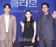 '홈타운' 유재명X한예리X엄태구, tvN 장르물 새역사 쓸까 [종합]