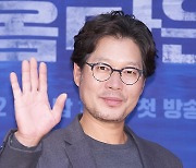 [TD포토] 유재명 '부드러운 손인사'