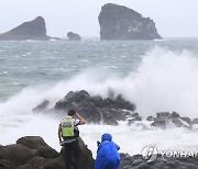 태풍 '찬투' 북상..해안순찰 나선 해경
