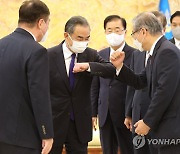 왕이 외교부장과 인사하는 김형진 국가안보실 2차장