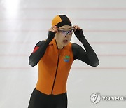 기록 확인하는 김민선..결과는 500m 1위