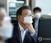 미사일전력 시험 참관하는 문재인 대통령