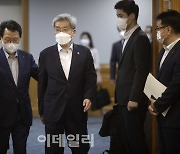 [포토] 간담회장 입장하는 고승범 금융위원장