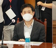 [포토] 금융위원장 간담회 참석하는 김주현 여신금융협회장