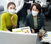 '영상검색기술' 설명듣는 임혜숙 장관