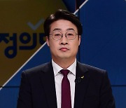 토론회 준비하는 김윤기 정의당 후보