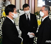 고 조용기 목사 유족 위로하는 김형오 전 국회의장