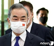 왕이, 文대통령 면전서 "핵심이익 존중해야".. '미국의 중국 견제에 동참하지 말라' 메시지