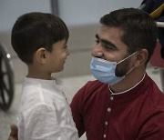 홀로 아프간 탈출한 3살 아이, 보름만에 아버지와 극적 재회