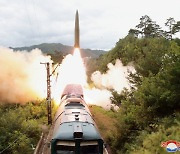 열차에서 쏘아 올린 북한 탄도미사일.."기습공격 장점"