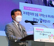 '치매 국가책임제' 4년..중증환자 본인부담금 126만원→54만원
