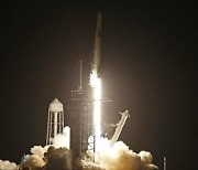 스페이스X 우주 관광선 발사 성공..사흘간 첫 지구궤도 여행