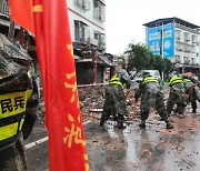 중국 쓰촨 6.0 강진..730여채 주택 무너져 60여명 사상