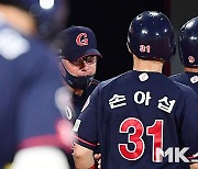 서튼 감독 '정훈, 스리런포 좋았어' [MK포토]