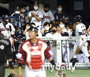 [MD포토] 두산 '빠르게 동점 만드는 집중력'