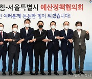 [헤럴드pic] 기념촬영하는 김기현 국민의힘 원내대표와 오세훈 서울시장