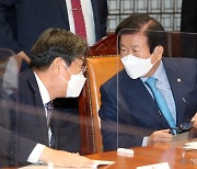 [헤럴드pic] 대화하는 박병석 국회의장과 이춘석 사무총장