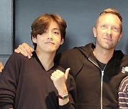 빌보드, BTS 뷔+ ColdPlay 크리스 마틴 "댄스는 자유롭게 마음이 가는대로"