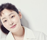 '파친코' 이민호 파트너 신예 김민하, 청순함 최고조 새 프로필 공개