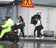 거세진 바람에 우산 붙잡는 시민