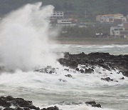 태풍 '찬투' 내일 대한해협 통과..제주·부산·울산 폭풍우