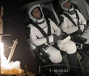민간인 첫 지구일주 우주관광..스페이스X 발사 성공