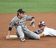 김혜성,'안타에 실책으로 2루까지' [사진]