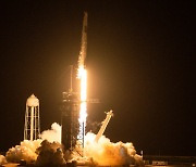 스페이스X, 세계 최초 전원 민간인 탑승 우주선 발사 성공
