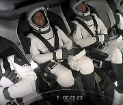 우주 조종사 없이 민간인 4명 탄 로켓 사흘간 우주 여행