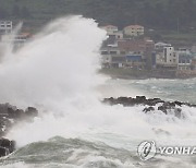 태풍 '찬투' 제주 접근..강해지는 파도