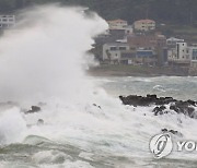 태풍 '찬투' 제주 접근..강해지는 파도