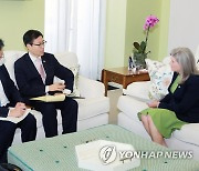 조니 언스트 상원의원과 면담하는 여한구 통상교섭본부장