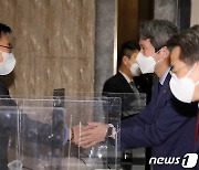 김덕룡 전 의원과 인사 나누는 이인영 장관