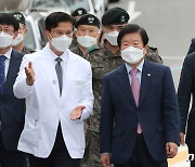 국군수도병원 격려 방문하는 박병석 의장