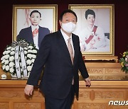 박정희 생가 찾은 윤석열, 박근혜 지지자들에 둘러싸여 '곤욕'