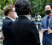 자영업 비대위 관계자들과 대화하는 김기현 원내대표