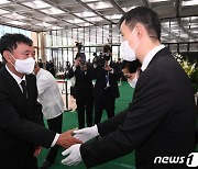 조민제 국민일보 회장과 인사하는 최삼규 전 사장