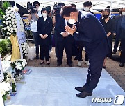 與, 자영업자 합동분향소 조문 행렬.."방역시스템 전환 노력"