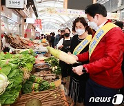 성주 전통시장서 추석 장보기 나선 이병환 성주군수