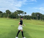'172cm·50kg' 고준희, 한뼘 치마로 완성한 '골프장 패션'..환상 비율 몸매