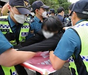 시위 도중 외교부 칩입한 청년단체 회원들 체포