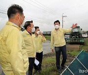 [fn포토] 물에 잠긴 당근 경작지 찾은 안동우 제주시장