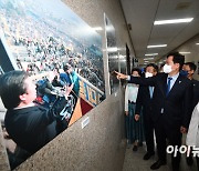 [포토]민주당 창당 66주년 기념사진 관람하는 송영길 대표