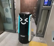 "혼자 엘리베이터 타고 문 앞까지"..배달 로봇의 진화