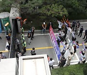 '청년의 날 행사 규탄' 정부청사 진입 청년들, 경찰에 현행범 체포