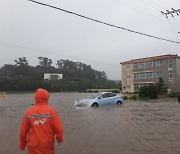 태풍 '찬투' 폭우..도로 침수로 차량 고립