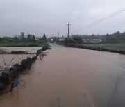 태풍 '찬투' 폭우, 제주 곳곳 농경지·도로 침수