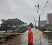 태풍 '찬투' 폭우, 제주 침수 도로 통제 중